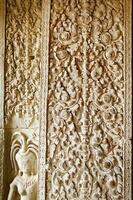 sculpté pierre mur de apsara bas le soulagement de angkor wat à siem recueillir Province de Cambodge photo