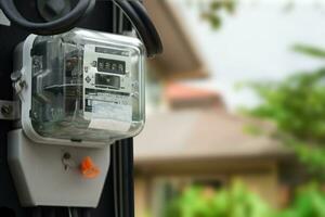 compteur de puissance de mesure électrique pour le coût de l'énergie à la maison et au bureau. photo