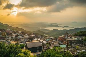 Paysage du village de Jiufen à Taipei, Taïwan au crépuscule photo