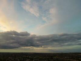 haute angle vue de magnifique des nuages et ciel plus de luton ville pendant le coucher du soleil photo