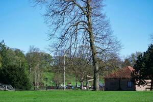 faible angle vue de mise en garde musée et Publique parc de luton ville de Angleterre génial Grande-Bretagne, image capturé sur une ensoleillé journée de avril 19ème, 2023 photo