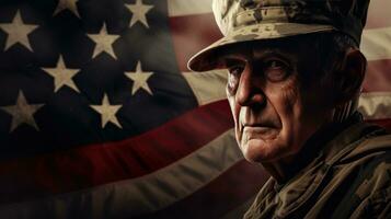 un personnes âgées Masculin soldat dans militaire uniforme permanent dans de face de un américain drapeau photo