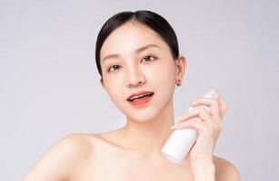 belle femme asiatique prenant soin de sa peau avec des produits naturels photo