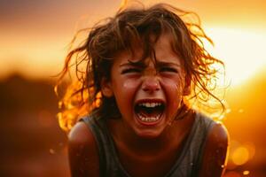 une fermer photo de une frustré enfant avec larmes diffusion vers le bas leur visage contre une vibrant le coucher du soleil pente Contexte