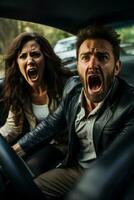 une furieux homme crie de le sien voiture tandis que une femme réagit avec les yeux écarquillés frustration dans une circulation confiture photo