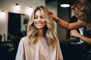 femme avoir une la Coupe de cheveux dans cheveux salon. photo