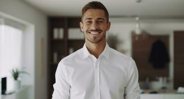 une homme est souriant tandis que en portant une blanc chemise. photo