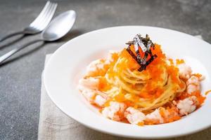 spaghetti crémeux aux crevettes et œufs de crevettes - style fusion food photo