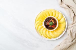 mangue verte et dorée fraîche avec trempette de sauce de poisson sucrée - style asiatique photo