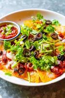 nachos au poulet sur une assiette - style de cuisine mexicaine photo
