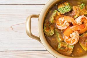 soupe aigre à base de pâte de tamarin aux crevettes et omelette aux légumes photo