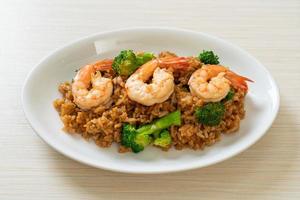 riz frit aux brocolis et crevettes - style de cuisine maison