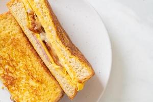 pain perdu maison avec jambon, bacon et sandwich au fromage avec œuf