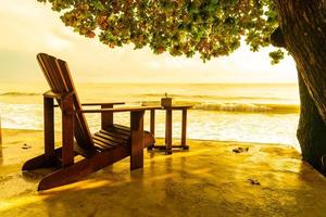 chaises en bois vides avec fond de mer plage photo