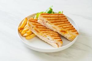 sandwich au jambon et fromage avec oeuf et frites photo