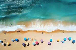 Haut vue haute angle vue de tropical plage avec plage lit et parapluie sur sablonneux plage arrière-plan, été vacances, Voyage et plage vacances concept. gratuit espace pour texte. ai génératif. photo