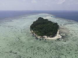 aérien vue de éloigné île dans karimunjawa îles, Jepara, Indonésie. corail récifs, blanc le sable des plages. Haut touristique destination, meilleur plongée plongée avec masque et tuba. photo