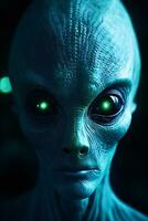 détaillé image de un extraterrestre créature amené à la vie dans nuances de bioluminescent blues et légumes verts ai génératif photo