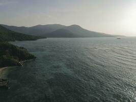 aérien vue de karimunjawa îles, Jepara, indonésien archipel, volcan île, corail récifs, blanc le sable des plages. Haut touristique destination, meilleur plongée plongée avec masque et tuba. photo