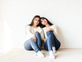 deux meilleures amies féminines assises ensemble à la maison photo