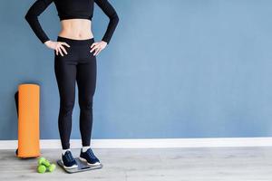 femme dans des vêtements de sport noirs debout sur des échelles photo