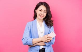 image de femme d'affaires asiatique sur bakcground rose photo