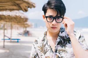 portrait d'homme asiatique sur la plage