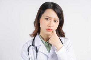 portrait d'une femme médecin asiatique avec une expression réfléchie photo