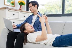 jeune couple asiatique profitant de sa vie de jeune marié