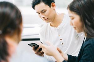 les jeunes asiatiques utilisent leur téléphone pour se connecter via des plateformes de réseaux sociaux photo