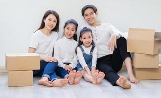 les jeunes familles asiatiques emménagent ensemble dans une nouvelle maison photo