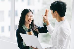 deux collègues asiatiques se sont réjouis de la victoire du groupe photo