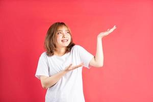 jeune fille asiatique avec des gestes et des expressions joyeux sur fond