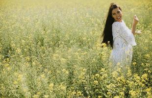 jeune femme dans le champ de colza photo