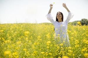 jeune femme dans le champ de colza photo