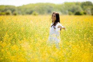 jeune femme dans le champ de colza photo