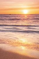 coucher de soleil doré à la plage photo