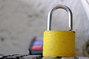 cadenas sur fond de table et concept de sécurité d'entreprise, protégeant les informations personnelles des données photo