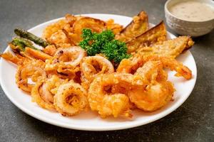 fruits de mer frits de crevettes et de calmars avec mélange de légumes - style de nourriture malsaine