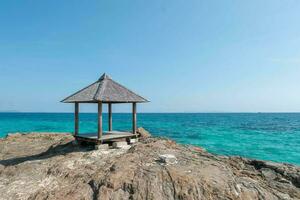 magnifique paysage pavillon sur Roche côte avec bleu mer océan l'eau et ciel, scénique tropical Extérieur paysage littoral Voyage dans été avec horizon baie vague, tourisme Soleil et lever du soleil Asie point de repère photo