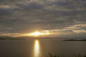 Voyage pour magnifique la nature Lac coucher de soleil, se détendre vacances avec paysage ciel et soir lumière du soleil, calme Extérieur vacances l'eau réflexion avec nuage vue arrière-plan, paisible calme horizon Montagne photo