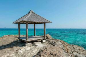 magnifique paysage pavillon sur Roche côte avec bleu mer océan l'eau et ciel, scénique tropical Extérieur paysage littoral Voyage dans été avec horizon baie vague, tourisme Soleil et lever du soleil Asie point de repère photo