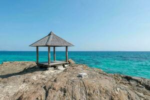 magnifique paysage pavillon sur Roche côte avec bleu mer océan l'eau et ciel, scénique tropical Extérieur paysage littoral Voyage dans été avec horizon baie vague, tourisme Soleil et lever du soleil Asie point de repère photo