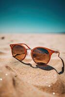 une paire de des lunettes de soleil séance sur Haut de une sablonneux plage photo