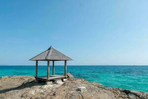 magnifique paysage pavillon sur Roche côte avec bleu mer océan l'eau et ciel, scénique tropical Extérieur paysage littoral Voyage dans été avec horizon baie vague, tourisme Soleil et lever du soleil Asie point de repère photo