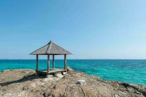 magnifique paysage pavillon sur Roche côte avec bleu mer océan l'eau et ciel, scénique tropical Extérieur paysage littoral Voyage dans été avec horizon baie vague, tourisme Soleil et lever du soleil Asie point de repère photo