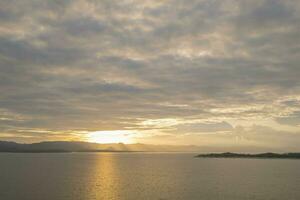 Voyage pour magnifique la nature Lac coucher de soleil, se détendre vacances avec paysage ciel et soir lumière du soleil, calme Extérieur vacances l'eau réflexion avec nuage vue arrière-plan, paisible calme horizon Montagne photo