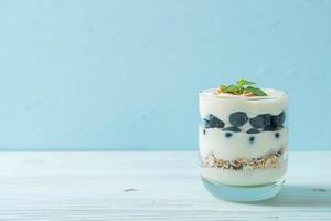 myrtilles fraîches et yaourt avec granola - style alimentaire sain photo