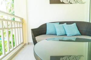 décoration d'oreiller confortable sur chaise de patio sur balcon photo