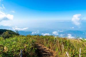 belle couche de montagne avec nuages et ciel bleu à kew mae pan nature trail à chiang mai, thaïlande